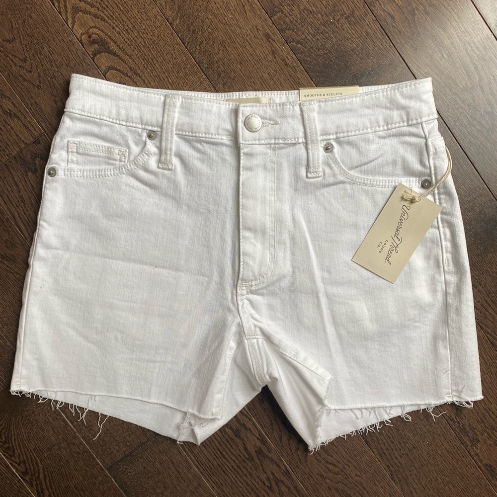 NWT Universal Threads White Raw Edge Denim Shorts (0)